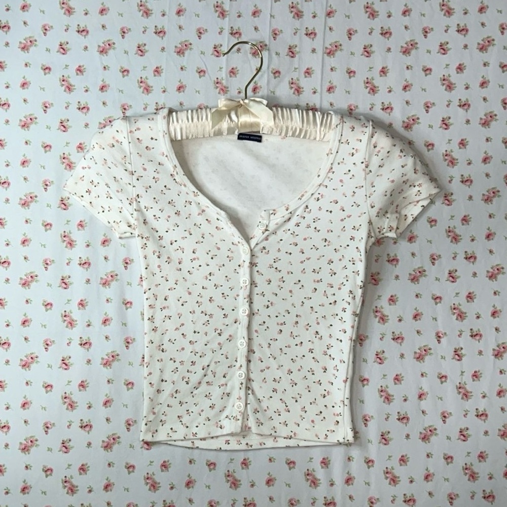 ♡ Brandy Melville Floral Tee ♡
